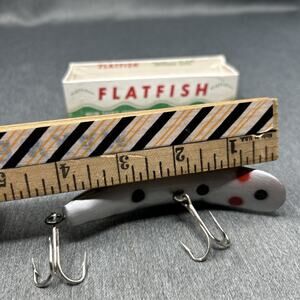 Vintage Helin Fishing Lure Flatfish L9 Silver Red Spots Box 2 Treble Hooks